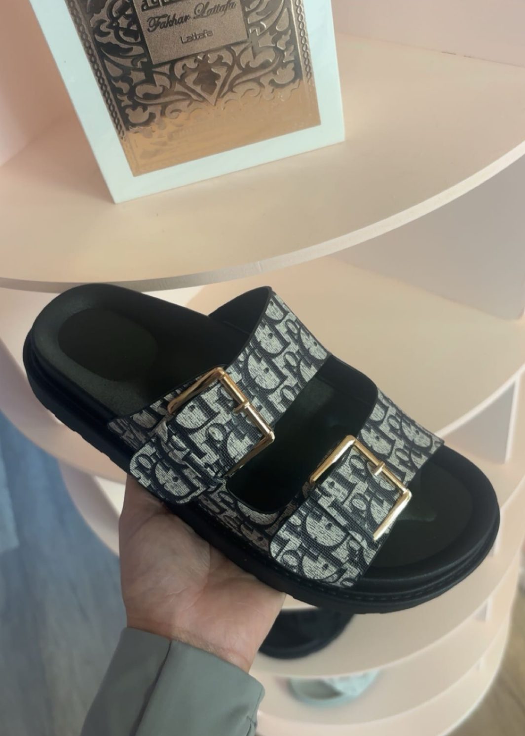 DIARIA black gold buckle sliders